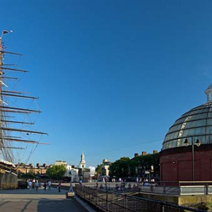 Londyn- Greenwich. Deptak przy nabrzeżu z widocznym żaglowcem Cutty Sark